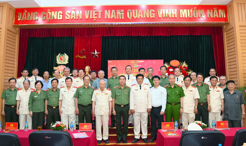 Thanh tra Bộ Công an đón nhận Huân chương Bảo vệ Tổ quốc hạng Nhì -0