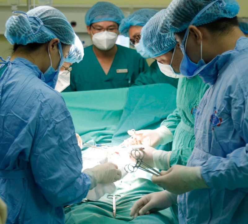 Bé trai chào đời trên nền mẹ mắc ung thư cổ tử cung -0