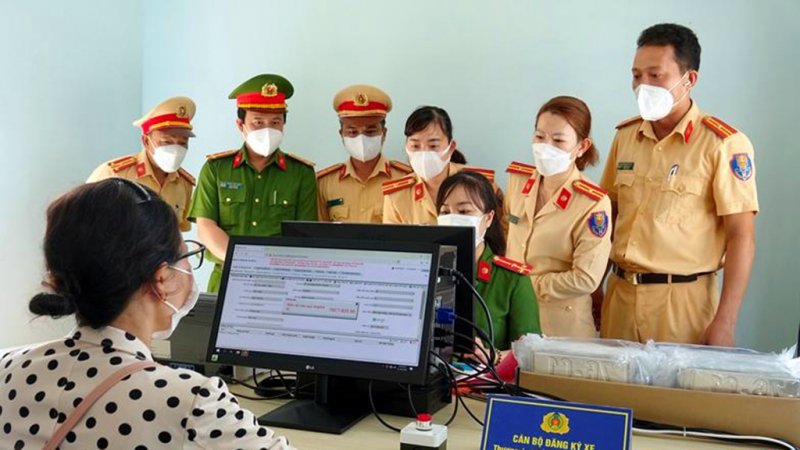 Người dân phấn khởi với chủ trương phân cấp đăng ký xe -0