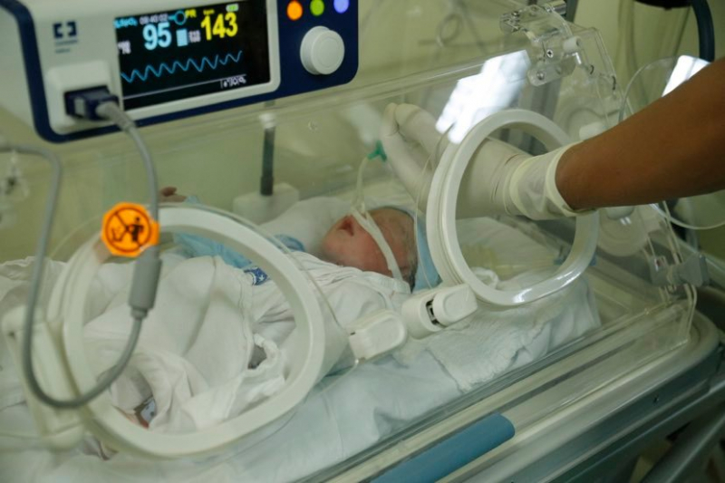 Bé trai chào đời trên nền mẹ mắc ung thư cổ tử cung -0