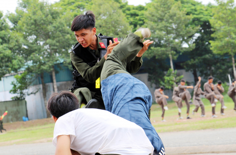 Mãn nhãn với báo cáo kết quả huấn luyện trên thao trường của Chiến sĩ mới -1