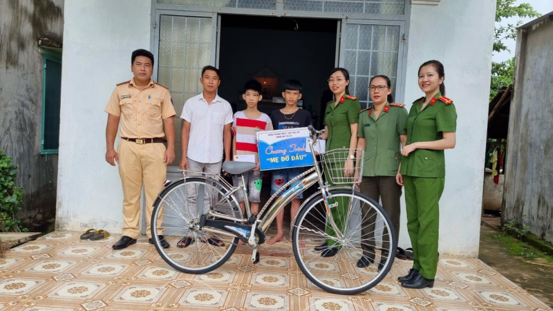 Đỡ đầu, hỗ trợ hai học sinh mồ côi, có hoàn cảnh khó khăn  -0