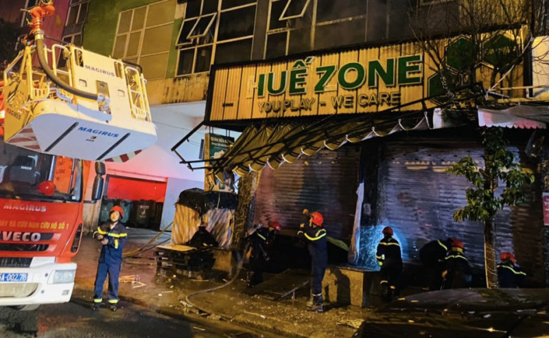 Hơn 2 giờ cứu 3 người mắc kẹt trong quán game bị bốc cháy -0