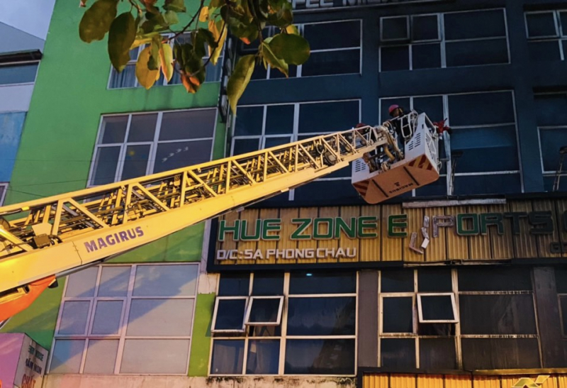 Hơn 2 giờ cứu 3 người mắc kẹt trong quán game bị bốc cháy -0