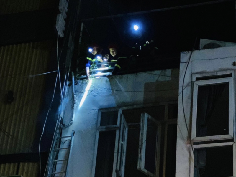 Hơn 2 giờ cứu 3 người mắc kẹt trong quán game bị bốc cháy -0