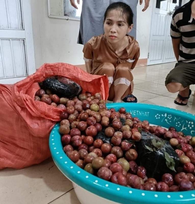 Khởi tố người phụ nữ giấu 4 bánh heroin trong bao tải mận -0