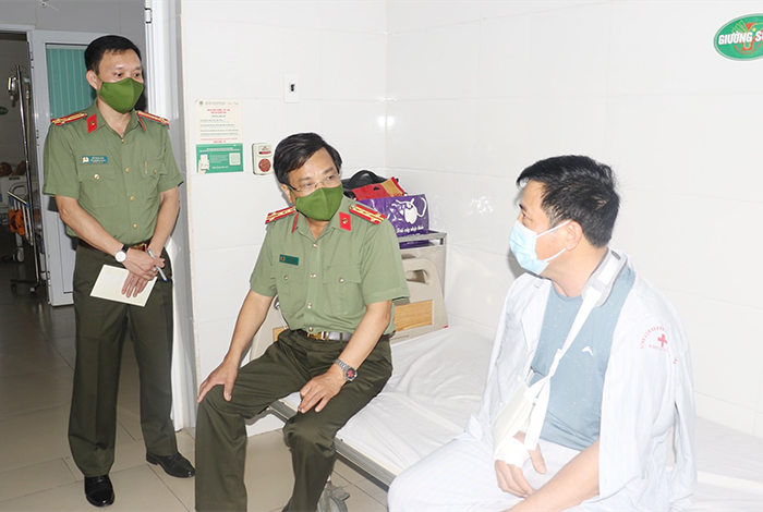 Lãnh đạo Công an tỉnh thăm hỏi CBCS bị thương trong lúc làm nhiệm vụ -0