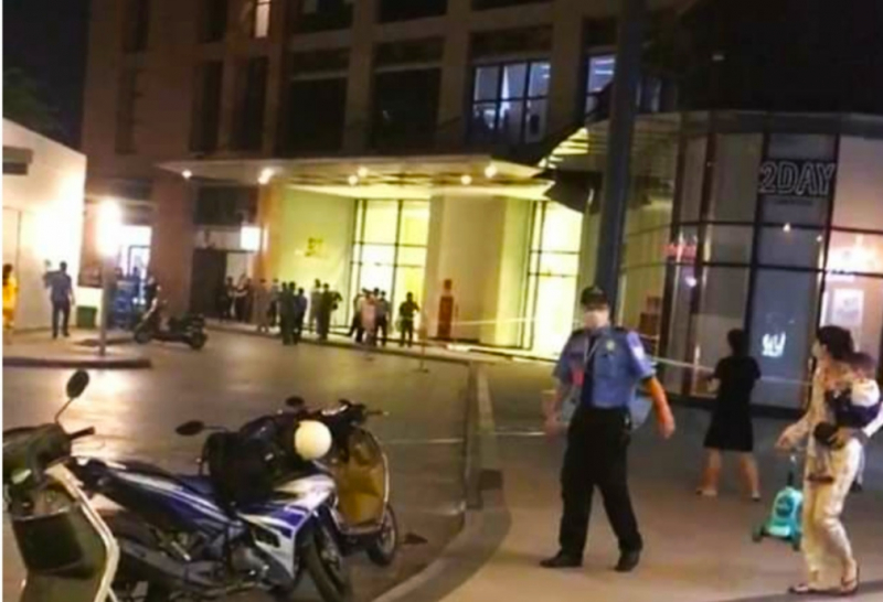 Nhảy từ tầng 22 xuống sảnh sau khi cãi nhau với bạn gái -0