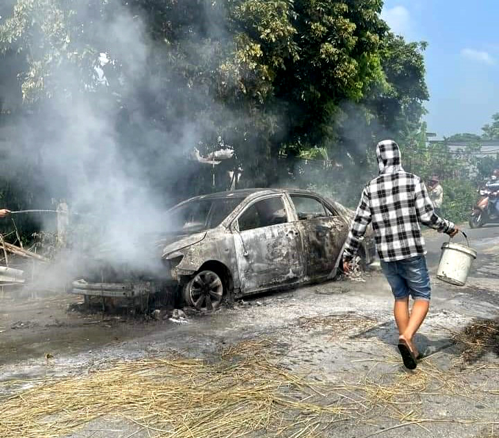 Cảnh báo cháy xe ô tô do người dân phơi rơm, rạ trên đường -0