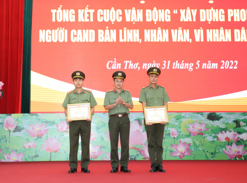 Xuất hiện nhiều gương điển hình vì nhân dân phục vụ -0