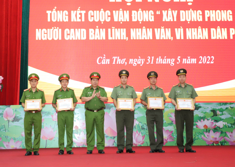 Xuất hiện nhiều gương điển hình vì nhân dân phục vụ -0