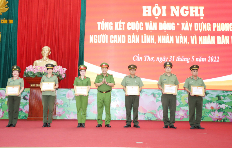 Xuất hiện nhiều gương điển hình vì nhân dân phục vụ -1