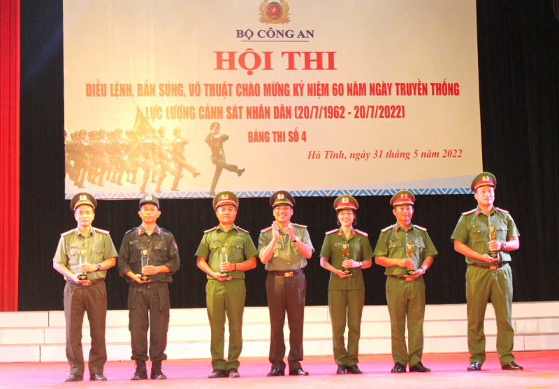 Trao 54 giải thưởng tại Hội thi điều lệnh, bắn súng, võ thuật bảng thi số 4 -0