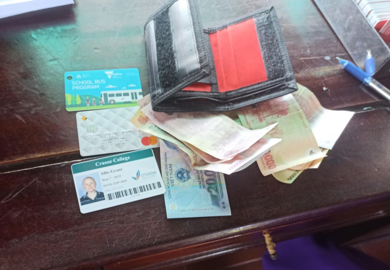 Nữ du khách vui mừng nhận lại tài sản đánh rơi khi tham quan di tích Huế -0