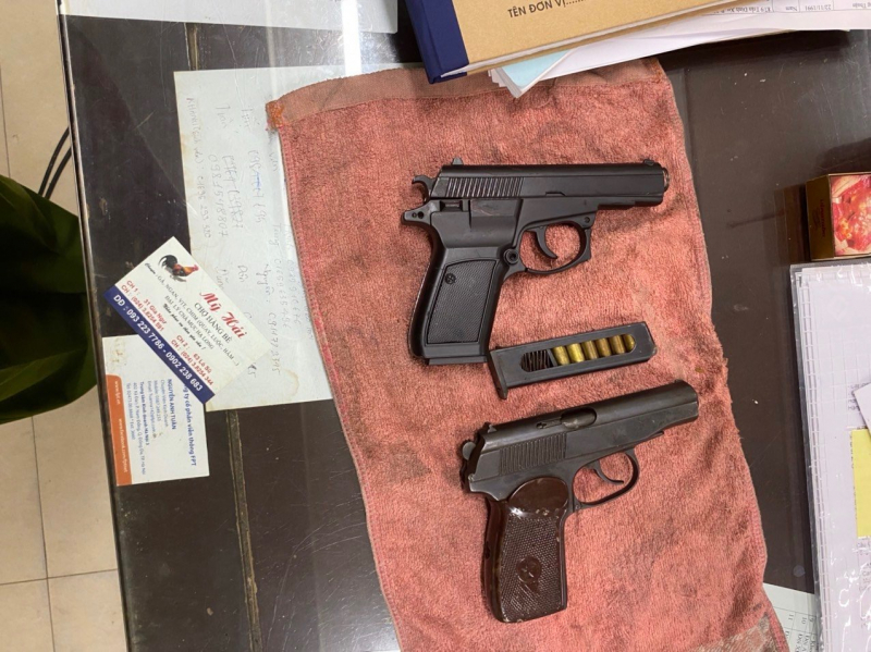 Mâu thuẫn khi ăn lẩu, về nhà lấy súng ngắn, AK đi giải quyết -0