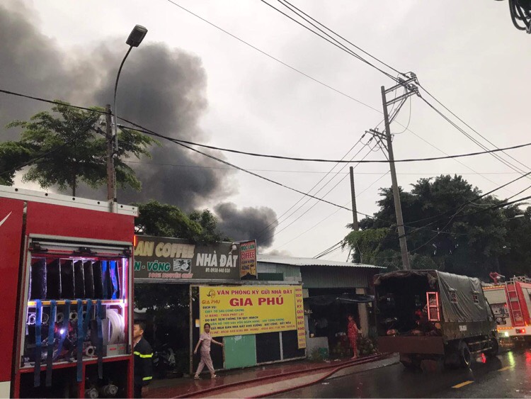 Cháy xưởng sản xuất giày dép rộng cả ngàn mét vuông trong cơn mưa lớn -1