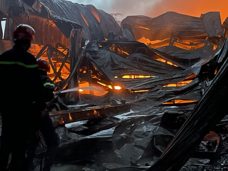 Cháy xưởng sản xuất giày dép rộng cả ngàn mét vuông trong cơn mưa lớn -0