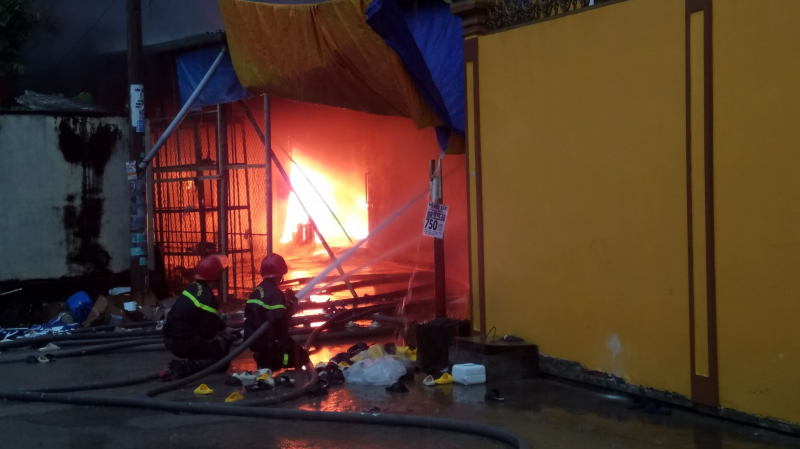 Cháy xưởng sản xuất giày dép rộng cả ngàn mét vuông trong cơn mưa lớn -1