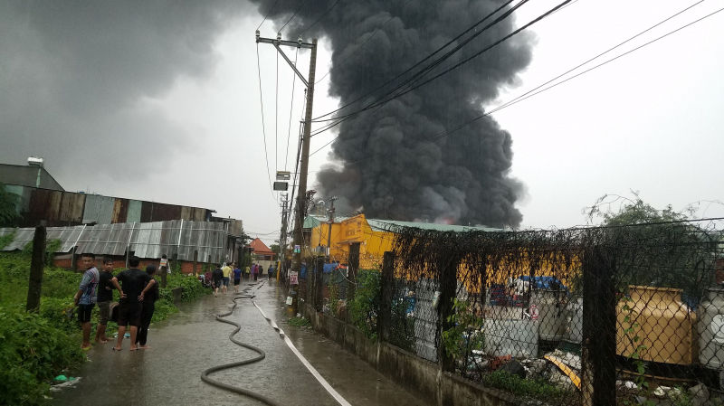 Cháy xưởng sản xuất giày dép rộng cả ngàn mét vuông trong cơn mưa lớn -2