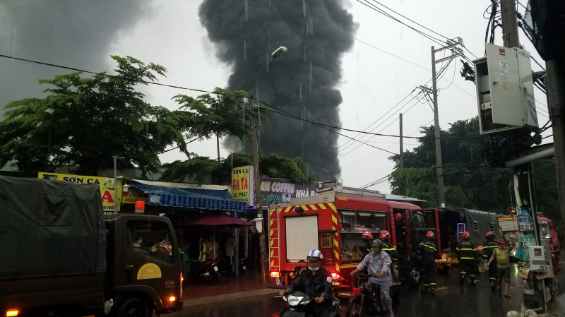 Cháy xưởng sản xuất giày dép rộng cả ngàn mét vuông trong cơn mưa lớn -3