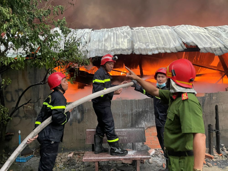 Cháy xưởng sản xuất giày dép rộng cả ngàn mét vuông trong cơn mưa lớn -2