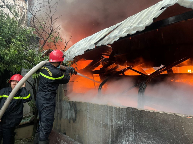 Cháy xưởng sản xuất giày dép rộng cả ngàn mét vuông trong cơn mưa lớn -3