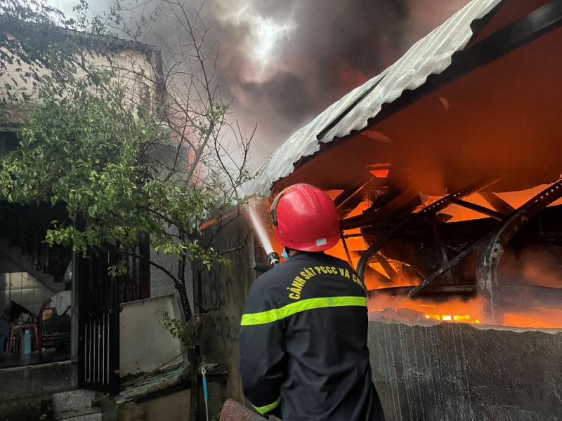 Cháy xưởng sản xuất giày dép rộng cả ngàn mét vuông trong cơn mưa lớn -4