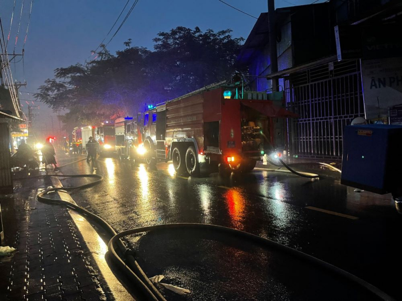Cháy xưởng sản xuất giày dép rộng cả ngàn mét vuông trong cơn mưa lớn -5