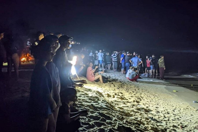 Tặng bằng khen cho 2 thanh niên dũng cảm cứu 6 học sinh đuối nước trên biển -0