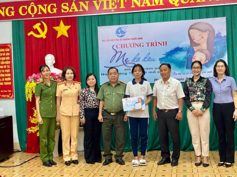 “Mẹ đỡ đầu” cho học sinh dân tộc mồ côi mẹ vì tai nạn giao thông -0