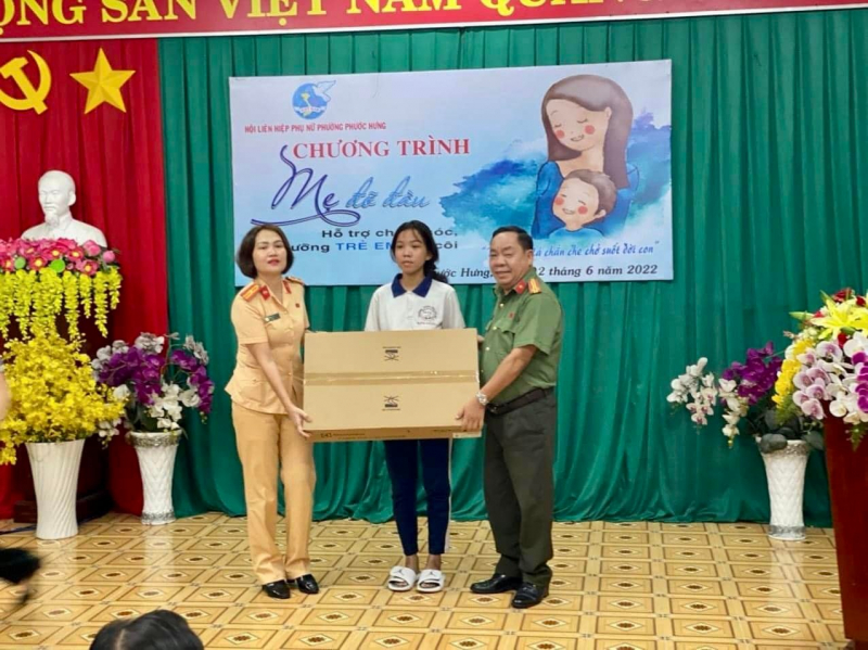 “Mẹ đỡ đầu” cho học sinh dân tộc mồ côi mẹ vì tai nạn giao thông -0