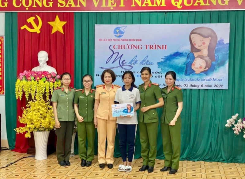 “Mẹ đỡ đầu” cho học sinh dân tộc mồ côi mẹ vì tai nạn giao thông -0