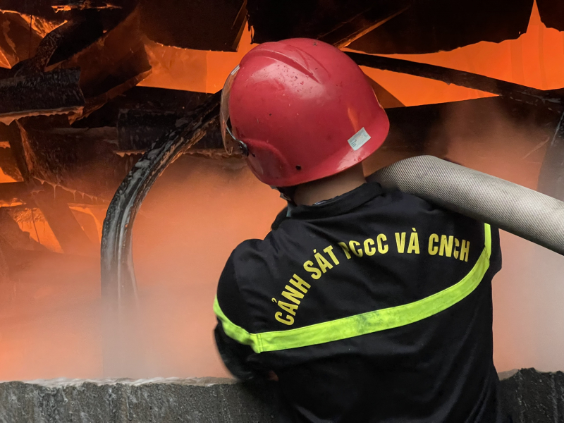 Cháy xưởng sản xuất giày dép rộng cả ngàn mét vuông trong cơn mưa lớn -6