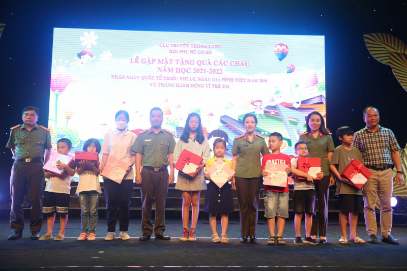 Hội Phụ nữ Cục Truyền thông CAND tổ chức Ngày quốc tế thiếu nhi  -0
