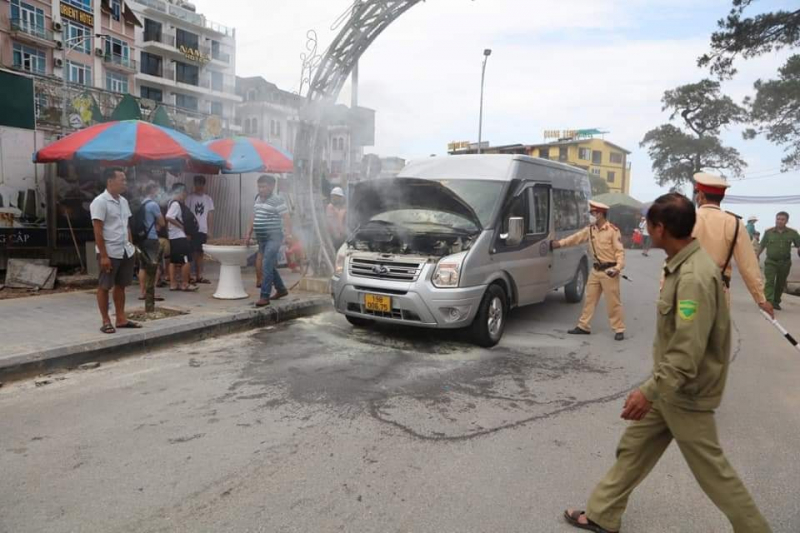 Công an chữa cháy kịp thời xe ô tô 16 chỗ -0