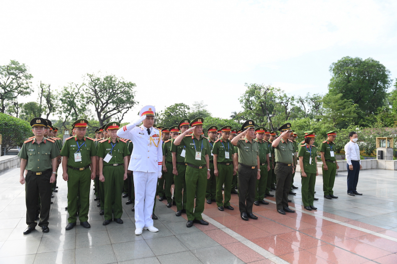 Đoàn đại biểu Trưởng Công an xã tiêu biểu toàn quốc vào Lăng viếng Chủ tịch Hồ Chí Minh và viếng các anh hùng, liệt sĩ -0