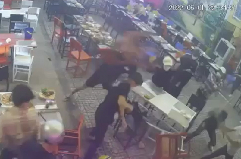 Mâu thuẫn trên sân bóng, kéo hơn 20 người vào quán nhậu chém người -0