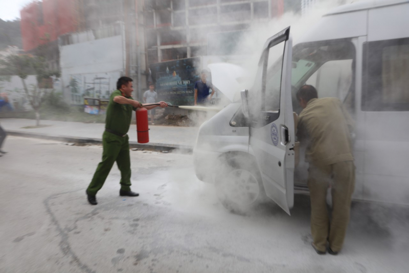 Công an chữa cháy kịp thời xe ô tô 16 chỗ -0