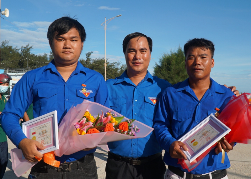 Tặng huy hiệu “Tuổi trẻ dũng cảm” 2 thanh niên cứu 6 học sinh đuối nước -0