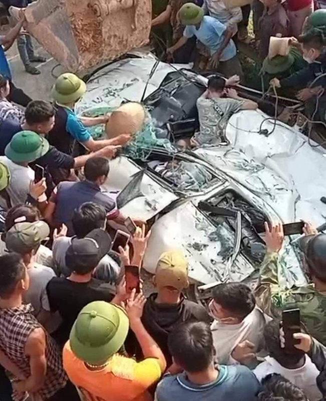 Ô tô con và xe tải tông nhau, 3 người chết, 1 người bị thương -0