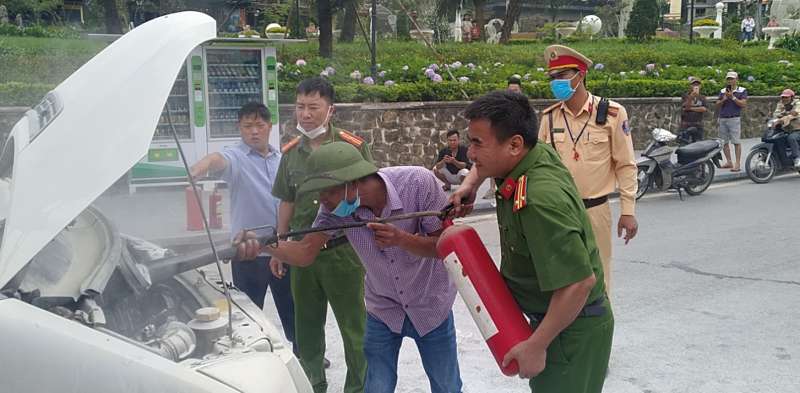 Công an chữa cháy kịp thời xe ô tô 16 chỗ -1