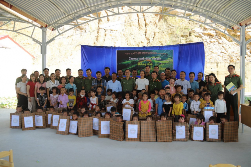 Sẻ chia khó khăn với bà con nhân dân xã biên giới Pha Long  -0