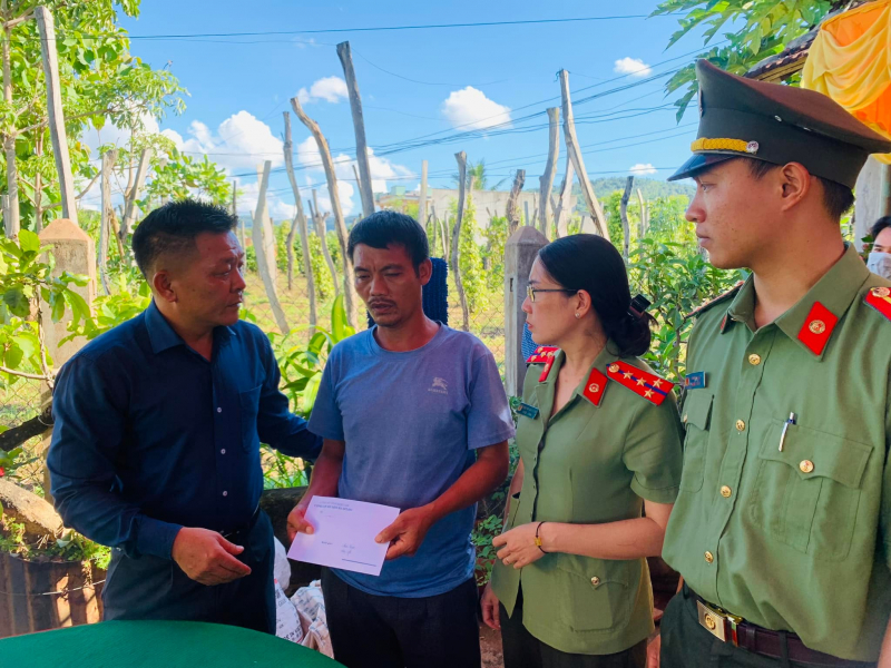 Công an huyện Ea H’leo thăm, động viên gia đình 3 học sinh lớp 6 bị đuối nước -0