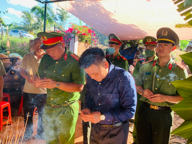 Công an huyện Ea H’leo thăm, động viên gia đình 3 học sinh lớp 6 bị đuối nước -0