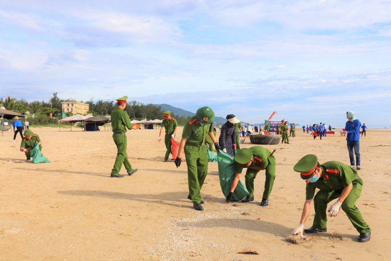 Tuổi trẻ Công an Hà Tĩnh ra quân làm sạch biển -0