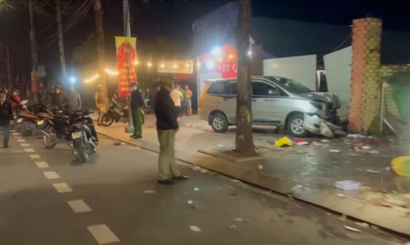 Điều tra vụ ô tô mất lái tông 3 người trong một gia đình thương vong -0