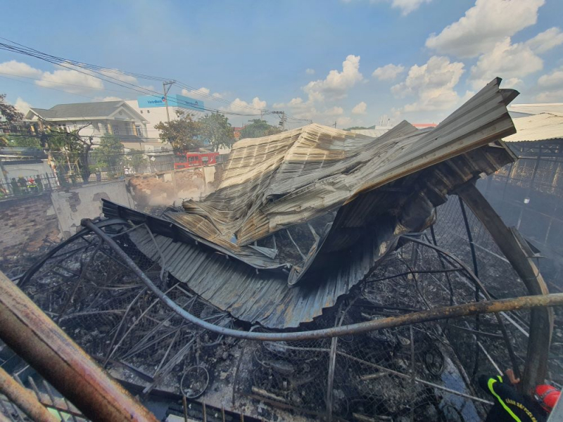 Cháy lớn tại bãi giữ xe rộng hơn 1.000m2  cạnh trường mầm non -1