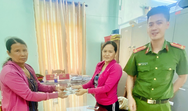 Công an xã tổ chức trao trả 32 triệu đồng cho người đánh rơi -0