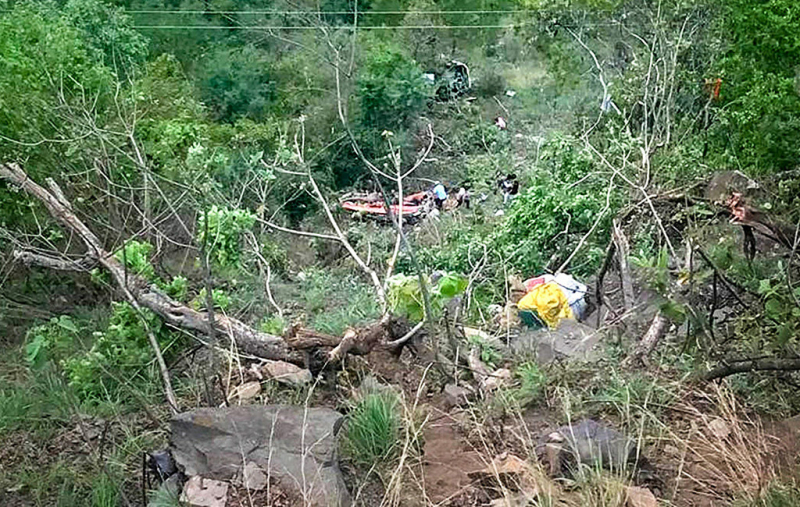 Xe bus lao khỏi vách núi cao trong đêm tối, 26 người thiệt mạng -0