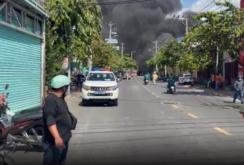 Cháy lớn tại bãi giữ xe rộng hơn 1.000m2  cạnh trường mầm non -0